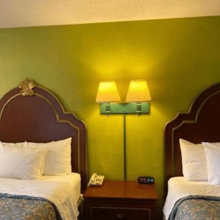 Travelodge By Wyndham Sellersburg Екстериор снимка