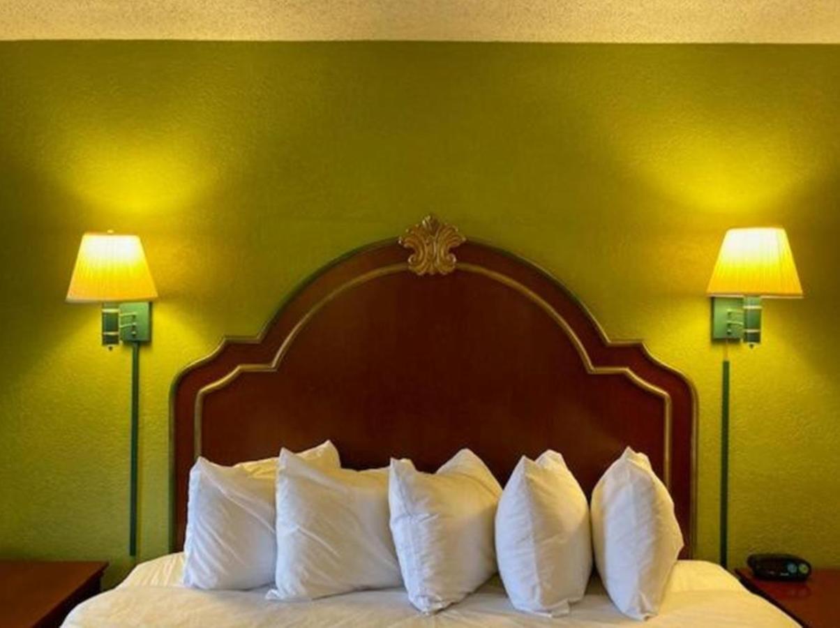 Travelodge By Wyndham Sellersburg Екстериор снимка