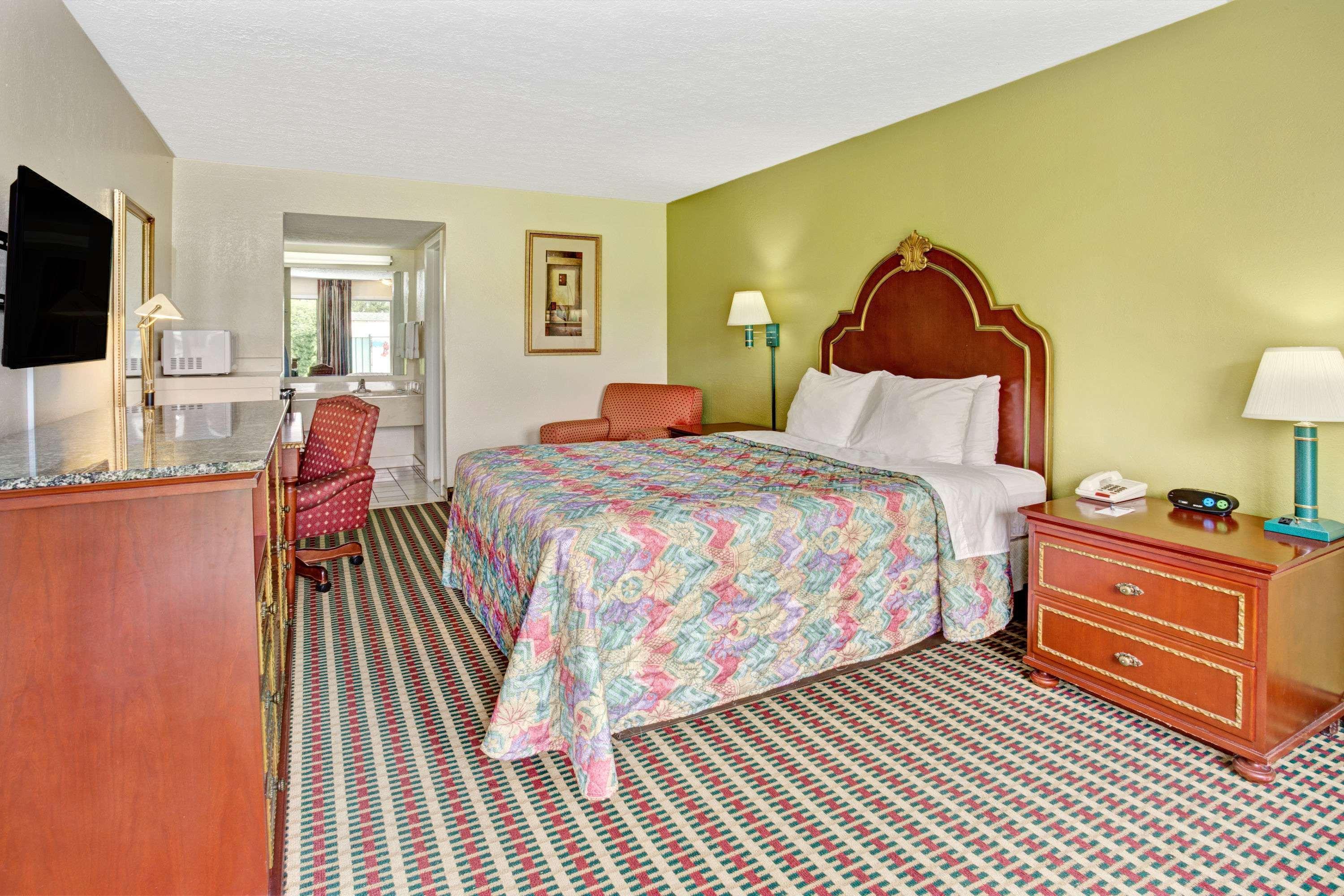 Travelodge By Wyndham Sellersburg Екстериор снимка
