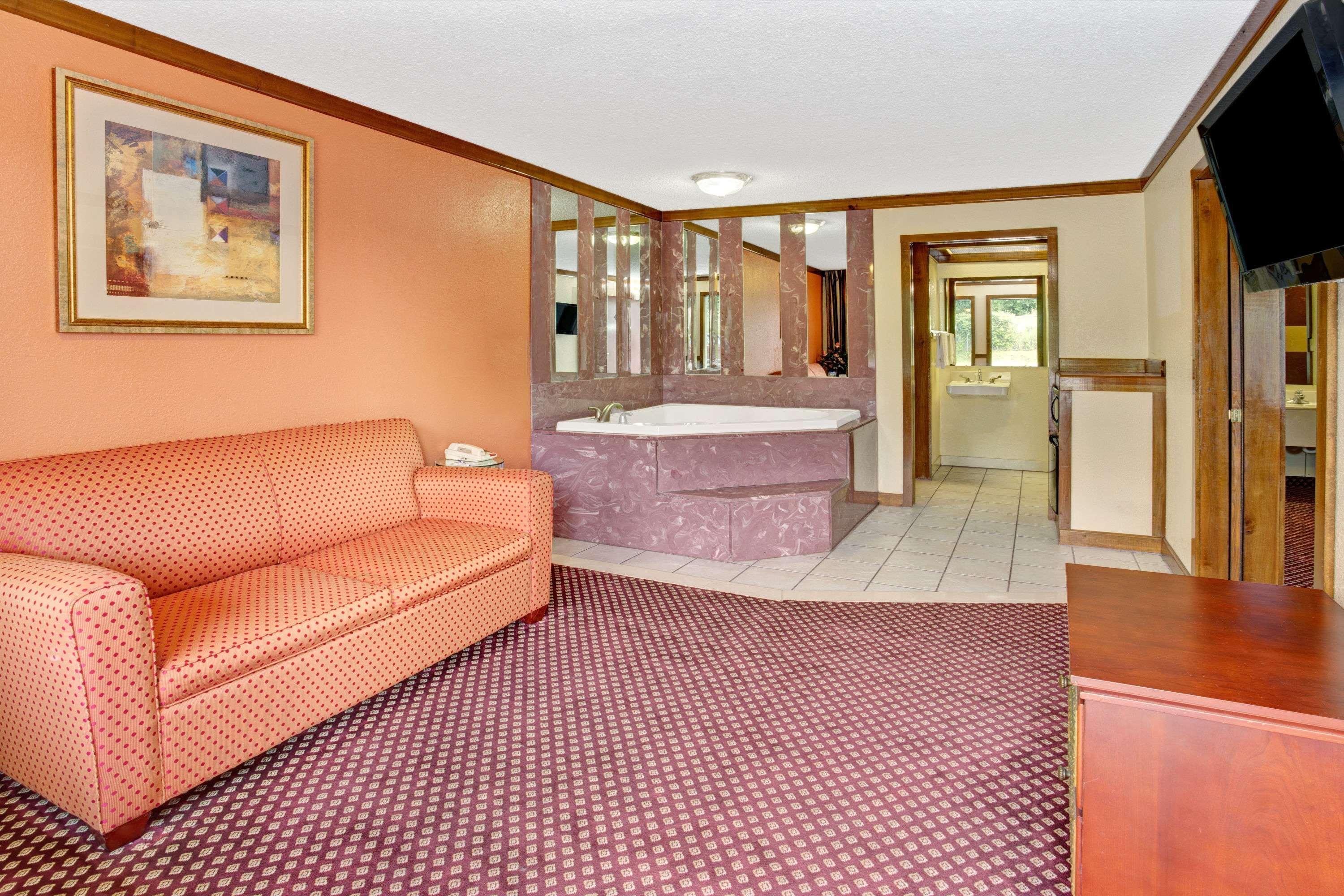 Travelodge By Wyndham Sellersburg Екстериор снимка