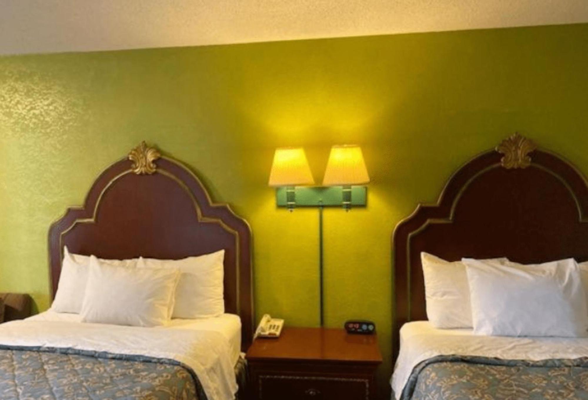 Travelodge By Wyndham Sellersburg Екстериор снимка