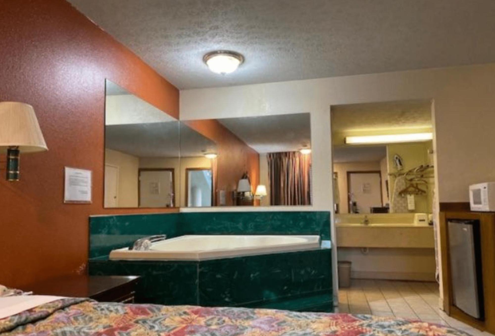 Travelodge By Wyndham Sellersburg Екстериор снимка